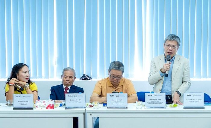 Ông Lê Quốc Vinh, Chủ tịch CLB Báo chí với Văn hóa Doanh nghiệp phát biểu tại Chương trình