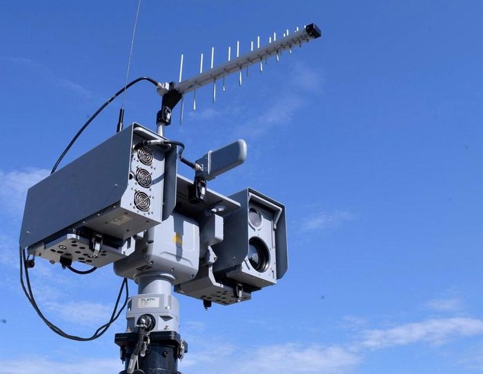 Hệ thống E-320 mới nhất vừa được đưa vào vận hành có thể phát hiện chính xác vị trí UAV xâm phạm khu vực được bảo vệ bất kể trong mọi điều kiện thời tiết ngày cũng như đêm