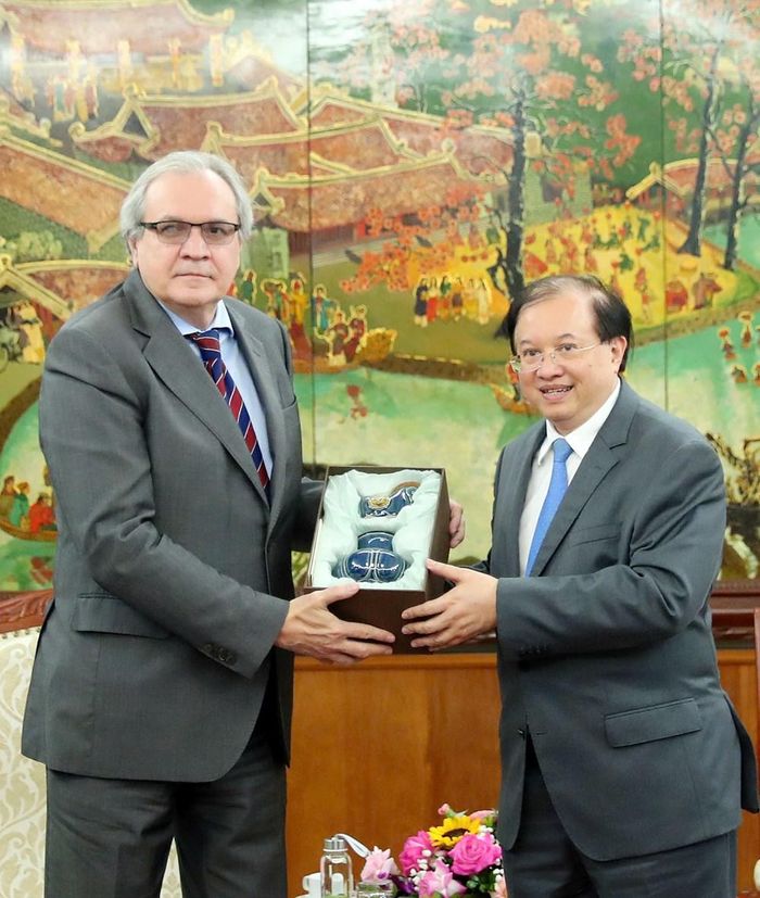 Thứ trưởng Tạ Quang Đông tặng quà lưu niệm ông Fadeev Valery