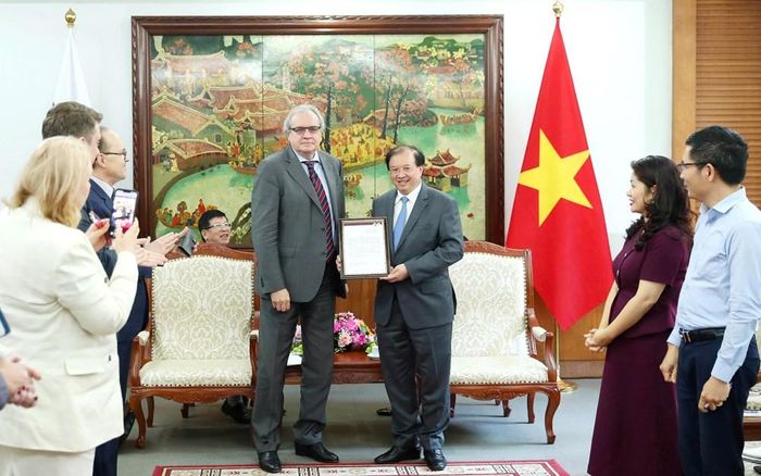 Ông Fadeev Valery trao thư cảm ơn tới Thứ trưởng Tạ Quang Đông
