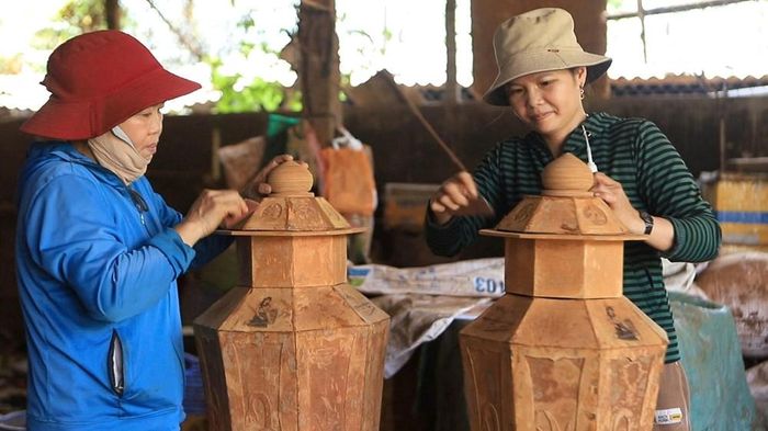 Đôi lục bình cao 1,5m được làm từ vỏ quế Trà Bồng