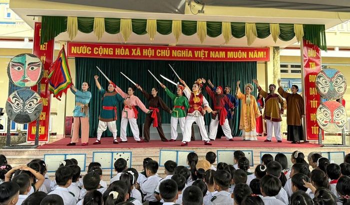 Chương trình “Đưa nghệ thuật Tuồng vào học đường” mang đến cho các em một buổi trải nghiệm về nghệ thuật Tuồng