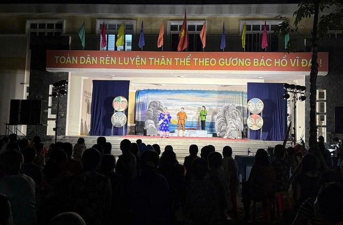 Trong hai đêm 3 và 4.10, hai đoàn nghệ thuật của Nhà hát đến phục vụ bà con xã đảo Tam Hải với hai vở Dân ca kịch “Chuyện Thằng Bờm” và vở Tuồng “Hòn Vọng Phu”
