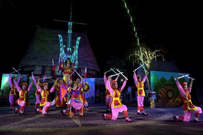Đêm biểu diễn tại Làng Văn hóa Cơ Tu - Cổng Trời Đông Giang