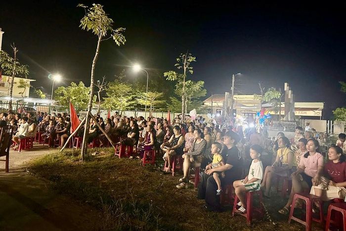 Những tràng vỗ tay, sự quan tâm và tình cảm ấm áp của bà con dành cho đoàn là niềm vui, đồng thời là động lực để các nghệ sĩ tiếp tục gắn bó với nghề