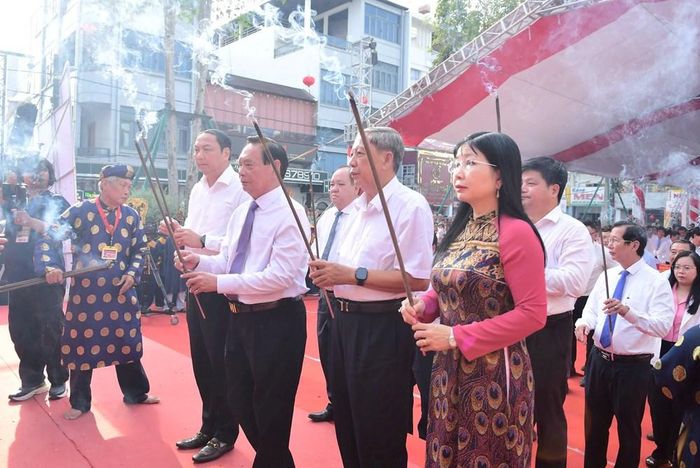 Các đại biểu dâng hương kỷ niệm 158 năm ngày AHDT Nguyễn Trung Trực hy sinh
