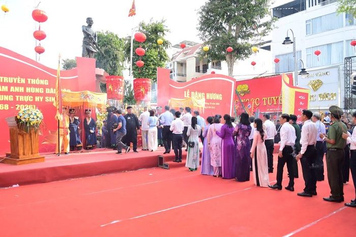 Đông đảo người dân, du khách tham gia dâng hương kỷ niệm 158 năm ngày (AHDT) Nguyễn Trung Trực hy sinh