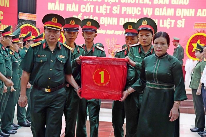 Bà Y Ngọc, Phó Chủ tịch Thường trực UBND tỉnh và Đại tá Mai Kim Bình, Chính ủy Bộ CHQS tỉnh đưa các mẫu sinh phẩm hài cốt liệt sĩ lên xe vận chuyển ra Hà Nội