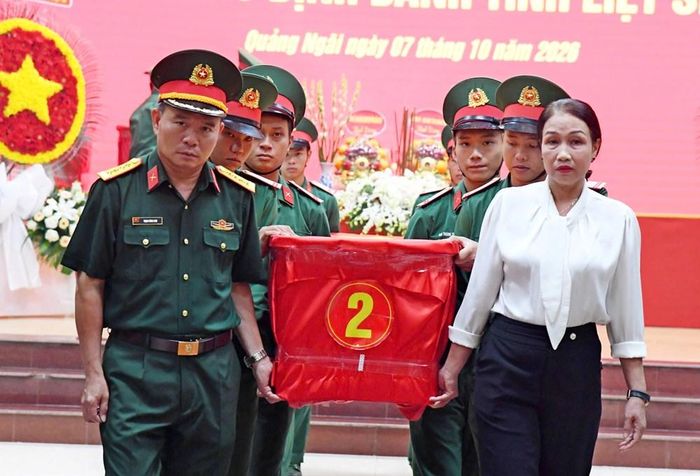 Các mẫu sinh phẩm hài cốt liệt sĩ được Bộ CHQS tỉnh Quảng Ngãi vận chuyển ra Hà Nội để bàn giao cho Viện Pháp y Quân đội