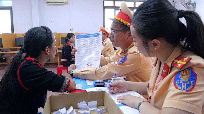 Tại một số địa phương trên địa bàn tỉnh Gia Lai đã vận dụng phần thi lý thuyết được thực hiện bằng hình thức vấn đáp đối với người đồng bào dân tộc thiểu số