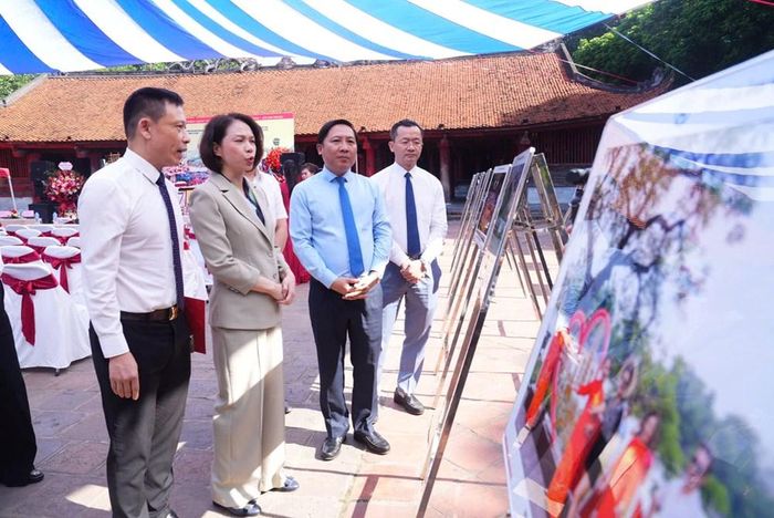 Các đại biểu tham quan Triển lãm