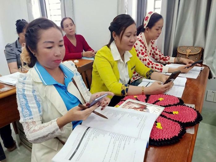 Các chị em hội viên Hội LHPN các xã, phường ở Cà Mau là những người tích cực tham gia công tác dân số trên địa bàn