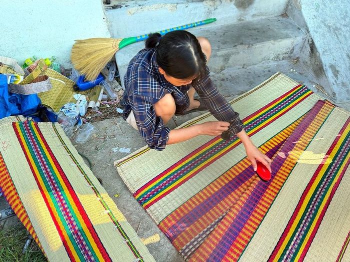 Chiếu dệt xong được tháo khỏi khung và chùi lại để làm sạch phần lác thừa