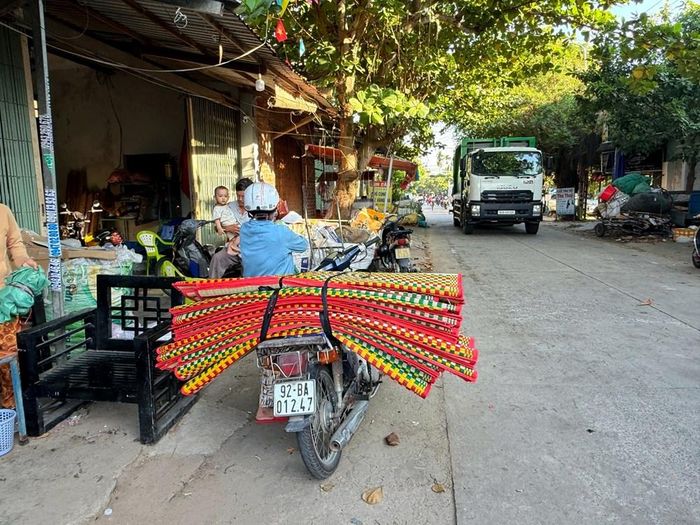 Chiếu theo chân người bán trên các ngả đường