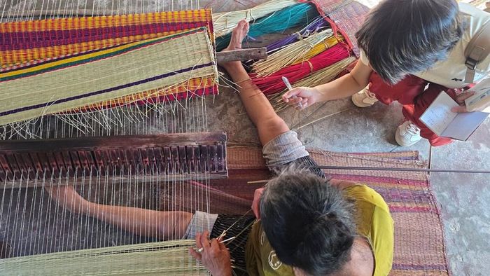 Trên hành trình khám phá các làng nghề ven sông Thu Bồng, du khách có thể đi qua những làng quê Cẩm Kim, Duy Vinh, kết nối với làng sinh thái Trà Nhiêu rồi ghé chợ chiếu Bàn Thạch, theo người dân về nhà xem và tìm hiểu nghề dệt