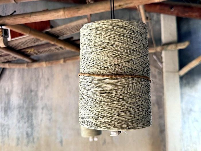 Cuộn dây xăng trong không gian khung dệt