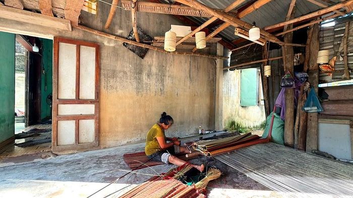 Không gian để khung dệt chiếu nhà bà Trần Thị Tám