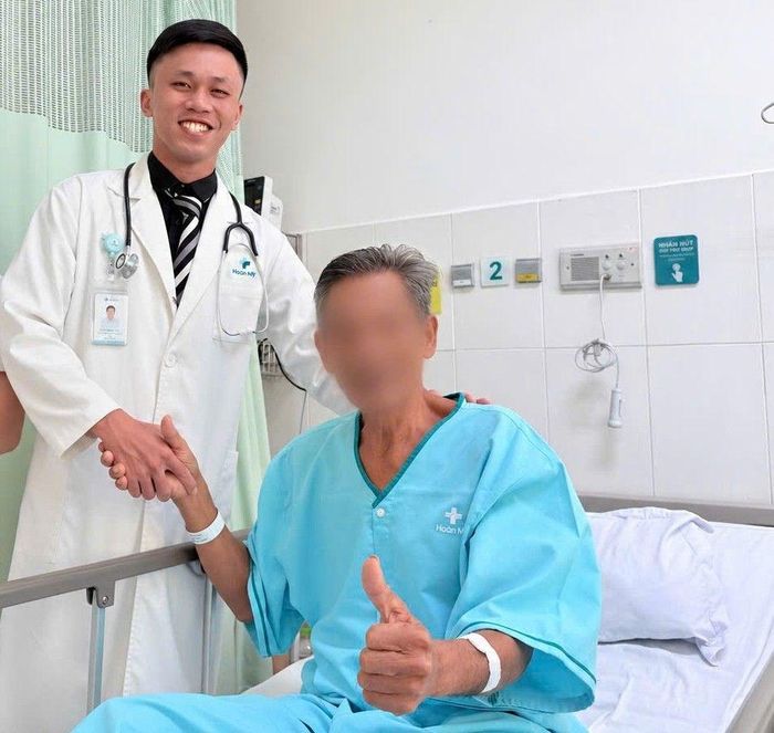 Niềm vui của bác sĩ và bệnh nhân sau khi cấp cứu thành công