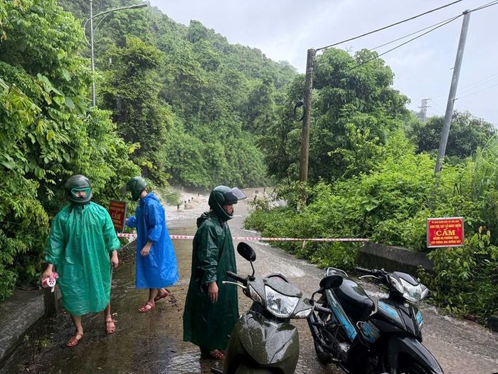 Ban Chỉ huy phòng thủ dân sự xã đặt biển cấm, căng dây cảnh báo, bố trí lực lượng túc trực, nghiêm cấm người dân qua lại