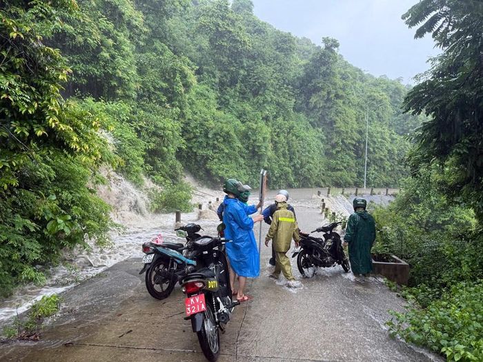 Lực lượng chức năng khảo sát, ghi nhận thực tế hiện trường các khu vực sạt lở