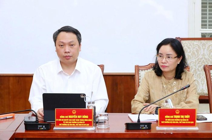 Ủy viên dự khuyết BCH Trung ương Đảng, Ủy viên Ban Thường vụ Đảng ủy, Thứ trưởng Nguyễn Huy Dũng và Thứ trưởng Trịnh Thị Thủy tại Hội nghị
