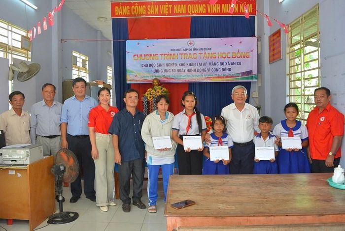Hội Chữ thập đỏ tỉnh An Giang trao học bổng cho học sinh có hoàn cảnh khó khăn, vượt khó học giỏi