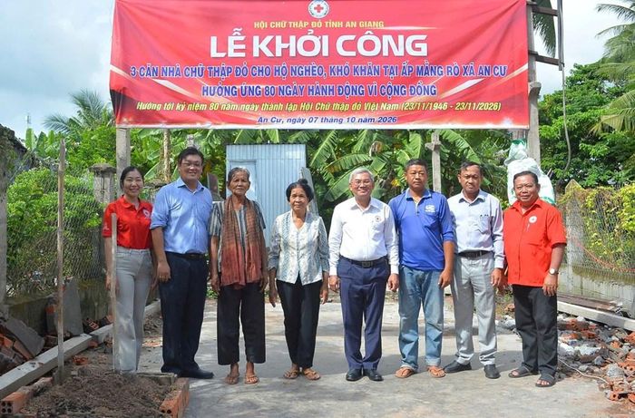 Các đại biểu và đại diện các gia đình được hỗ trợ nhà tại buổi lễ khởi công