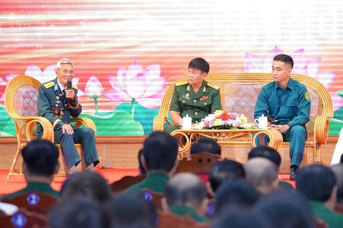 Đại tá, Anh hùng Lực lượng vũ trang nhân dân Đinh Thế Văn, Đại tá Nguyễn Xuân Hà, đảng viên trẻ Nguyễn Viết Thịnh tham gia phần giao lưu “Mạch nguồn Quyết tử”