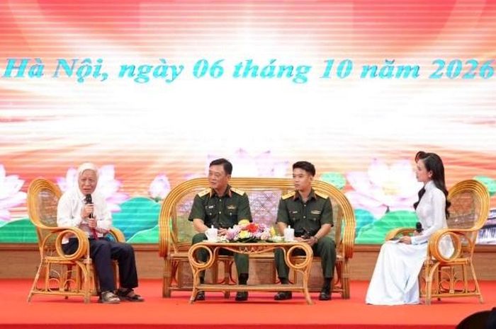 Các khách mời ở phần giao lưu “Viết tiếp bản hùng ca”