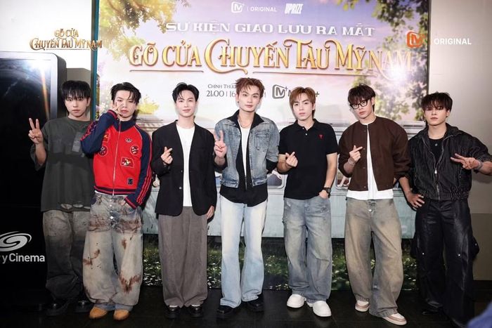 Bảy thành viên trong nhóm nhạc UPRIZE tham gia dự án