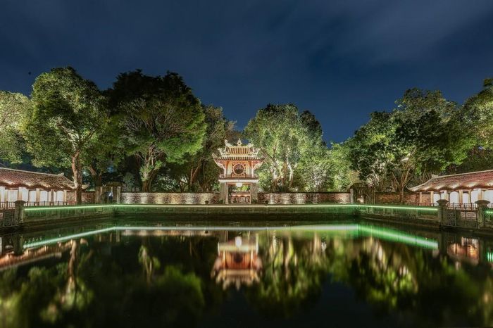 Cổng Khuê Văn Các được chiếu sáng nghệ thuật trong tour đêm Văn Miếu - Quốc Tử Giám, góp phần làm nổi bật vẻ đẹp kiến trúc truyền thống trong không gian hiện đại. Ảnh: Phạm Tuấn Anh - TTXVN