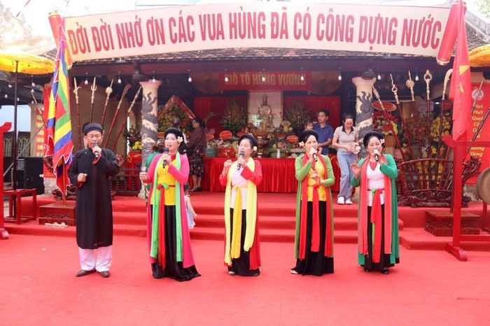 Trình diễn hát quan họ tại Di tích lịch sử quốc gia Đình Lạc Giao sau phần Nghi Lễ Giỗ Tổ Hùng Vương. Ảnh: Hoài Thu – TTXVN