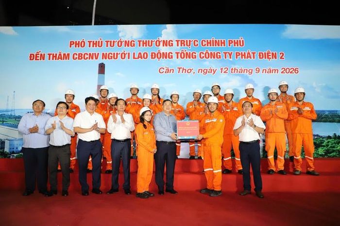 Phó Thủ tướng Thường trực Chính phủ Phạm Gia Túc thăm, tặng quà cán bộ, công nhân EVNGENCO2 trong chuyến thăm, làm việc ngày 12/9 - Ảnh: chinhphu.vn/Lê Sơn