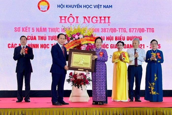 Phó Thủ tướng Lê Tiến Châu tặng hoa và quà Hội Khuyến học Việt Nam - Ảnh: chinhphu.vn/Thu Sa