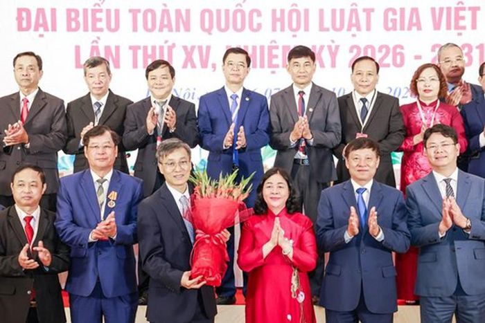 Bà Bùi Thị Minh Hoài, Ủy viên Bộ Chính trị, Bí thư Trung ương Đảng, Chủ tịch Ủy ban Trung ương MTTQ Việt Nam tặng hoa, chúc mừng Ban Chấp hành Hội Luật gia Việt Nam khóa XV, nhiệm kỳ 2026 – 2031 - Ảnh: chinhphu.vn/Toàn Thắng
