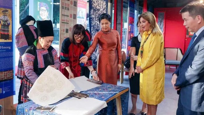 Phu nhân Tổng Bí thư, Chủ tịch nước Tô Lâm, bà Ngô Phương Ly cùng Phu nhân Tổng thống Panama, bà Maricel Cohen de Mulino trải nghiệm văn hóa các dân tộc thiểu số Việt Nam tại Hồ Văn. (Ảnh: VIẾT CHUNG)
