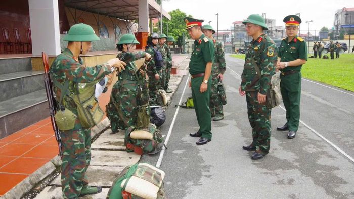 Kiểm tra công tác huấn luyện, sẵn sàng chiến đấu. (Ảnh: DUY ĐỨC)