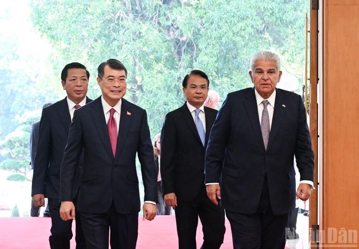 Thủ tướng Lê Minh Hưng đón Tổng thống Panama Jose Raul Mulino.