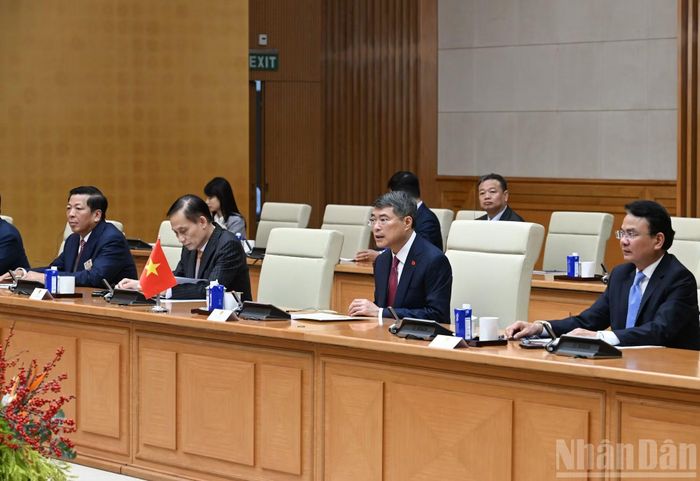 Thủ tướng Lê Minh Hưng và các thành viên Chính phủ Việt Nam tại hội kiến.