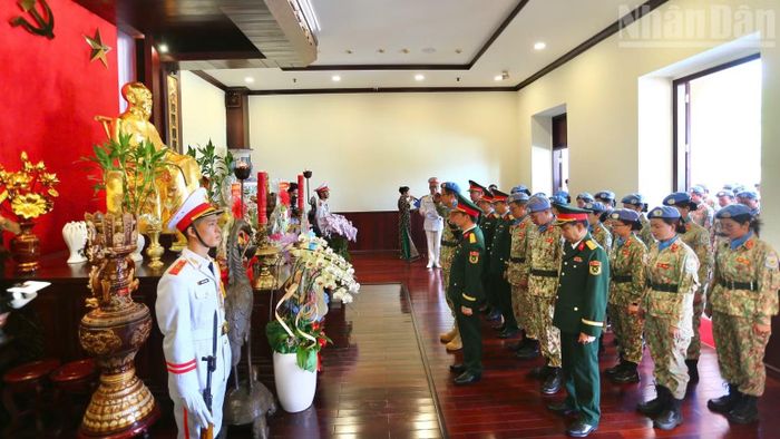 Đoàn đại biểu dâng hương tưởng nhớ Chủ tịch Hồ Chí Minh.