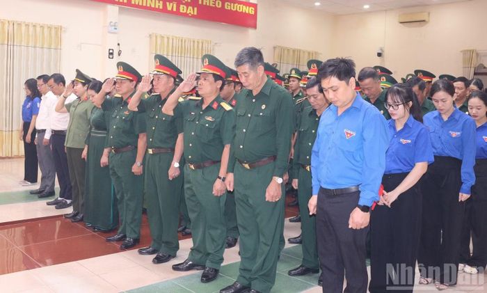Các đại biểu dành một phút mặc niệm tưởng nhớ công lao to lớn của các Anh hùng liệt sĩ. (Ảnh: HIỂN CỪ)
