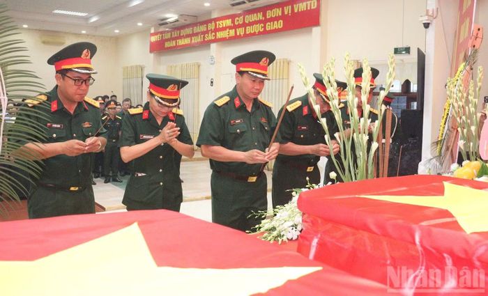 Lãnh đạo Bộ Chỉ huy Quân sự tỉnh Quảng Ngãi dâng hương tưởng nhớ công lao to lớn của các Anh hùng liệt sĩ. (Ảnh: HIỂN CỪ)