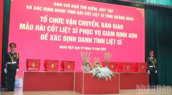 Trong đợt 4, tỉnh Quảng Ngãi tổ chức vận chuyển và bàn giao 2.219 mẫu hài cốt các liệt sĩ cho Viện Pháp y Quân đội (Bộ Quốc phòng) để phục vụ giám định ADN. (Ảnh: HIỂN CỪ)