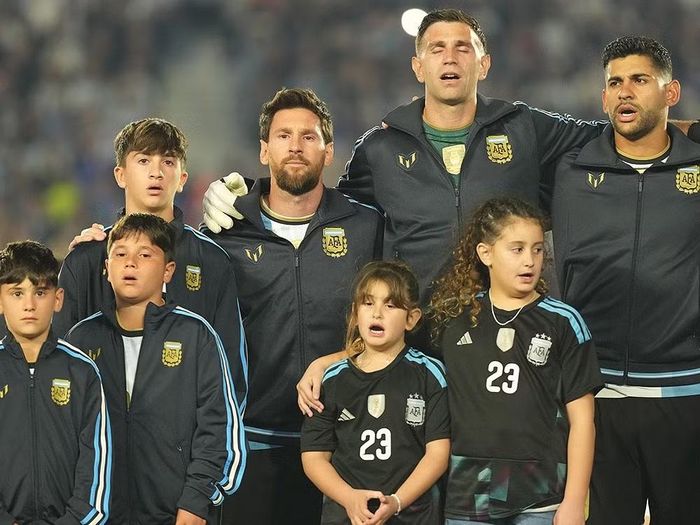 Messi hát quốc ca Argentina cùng các con. (Ảnh: AFA)