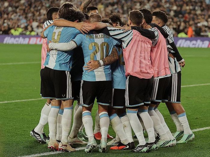 Những người đồng đội tới ôm Messi sau khi tiếng còi mãn cuộc vang lên. (Ảnh: AFA)