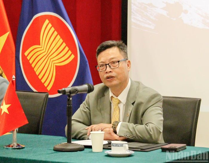 Đại sứ Trịnh Đức Hải phát biểu tại họp báo. (Ảnh: KHẢI HOÀN)
