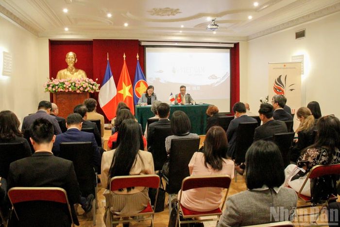 Quang cảnh buổi họp báo diễn ra tại Đại sứ quán Việt Nam tại Pháp ở Paris, chiều 6/10. (Ảnh: KHẢI HOÀN)