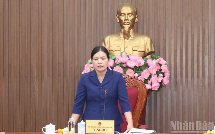 Phó Chủ tịch Thường trực Ủy ban nhân dân tỉnh Quảng Ngãi Y Ngọc chủ trì phiên họp. (Ảnh: HIỂN CỪ)