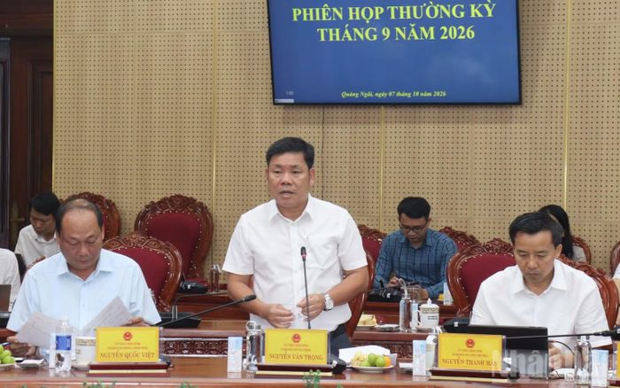 Giám đốc Sở Tài chính tỉnh Quảng Ngãi Nguyễn Văn Trọng báo cáo tình hình kinh tế-xã hội tháng 9, quý III, 9 tháng năm 2026 và nhiệm vụ trọng tâm 3 tháng cuối năm 2026. (Ảnh: HIỂN CỪ)
