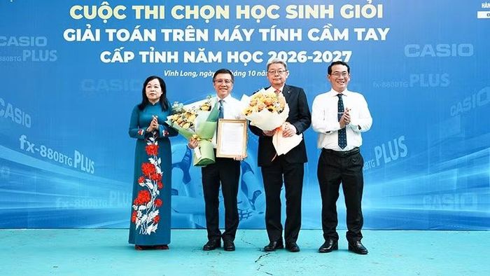 Lãnh đạo Sở Giáo dục và Đào tạo tỉnh Vĩnh Long trao hoa cho nhà tài trợ kỳ thi. (Ảnh: CTV)